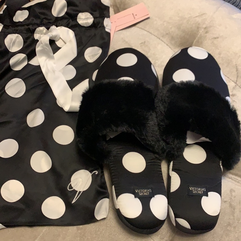 Victoria’s Secret polkadot covered toe furry slippers, new, medium